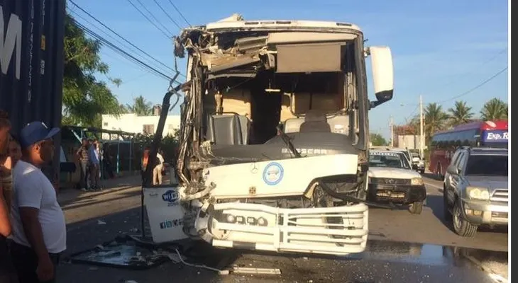 Confirman cinco personas heridas al accidentarse un autobús en Autovía del Coral