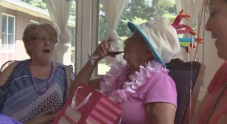 Con 100 años a cuesta, compartió su "tip" para una larga vida: el beber vino