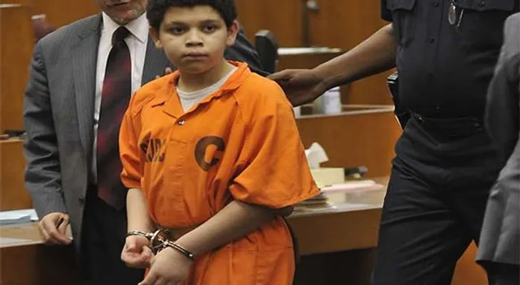 Niño de 13 años es condenado a cadena perpetua, historia sorprendente (Video)