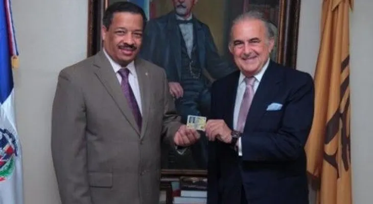 JCE entrega cédula dominicana al empresario venezolano Gustavo Cisneros 
