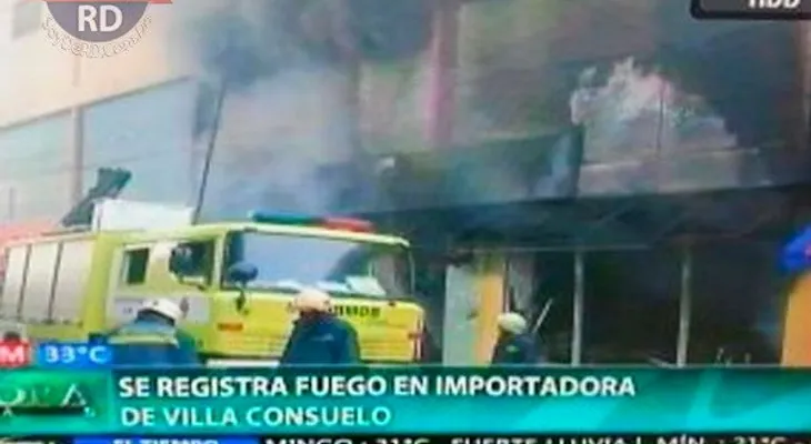 Fuego consume camioneta cargada de muebles de caoba