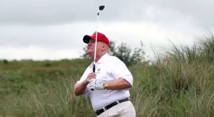 Descubren a Trump jugando golf luego de ordenar bomba y misiles