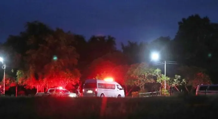 Los 12 niños y el entrenador rescatado de cueva estarán una semana en un hospital