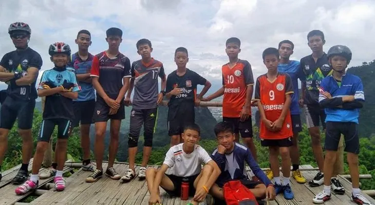 Uno por uno: los niños futbolistas que estuvieron atrapados en una cueva en Tailandia
