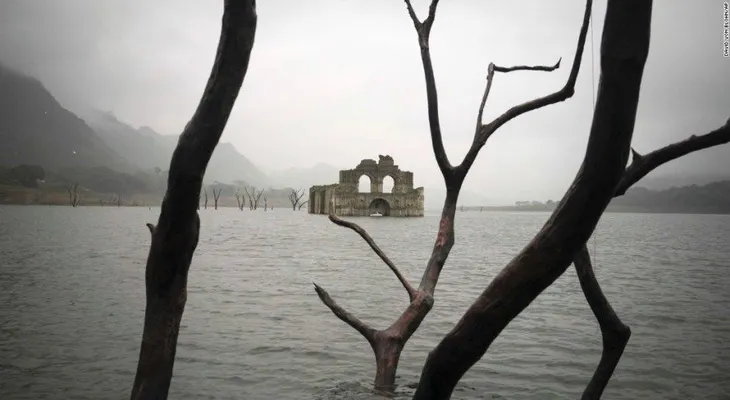 Gigantesca iglesia emerge del agua en México