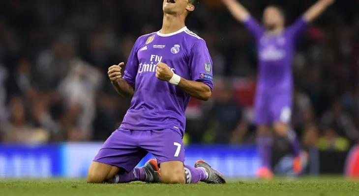 Cristiano Ronaldo les da la bienvenida a sus hijos gemelos