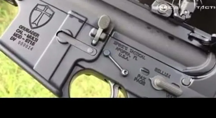 Un rifle bíblico que se vende como pan caliente en EE.UU. (VIDEO)