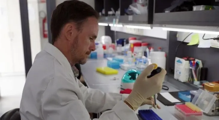 Hallan vínculo entre depresión en mujeres y una proteína del cerebro