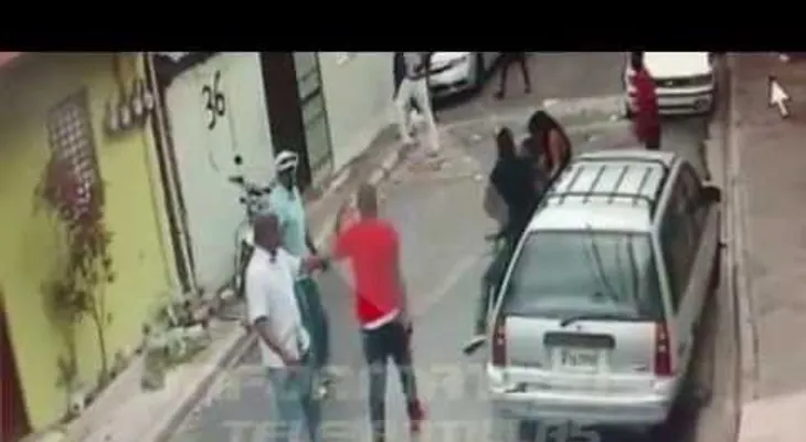 IMAGENES FUERTES: Captan asesinato a machetazos de un hombre en Los Ríos  