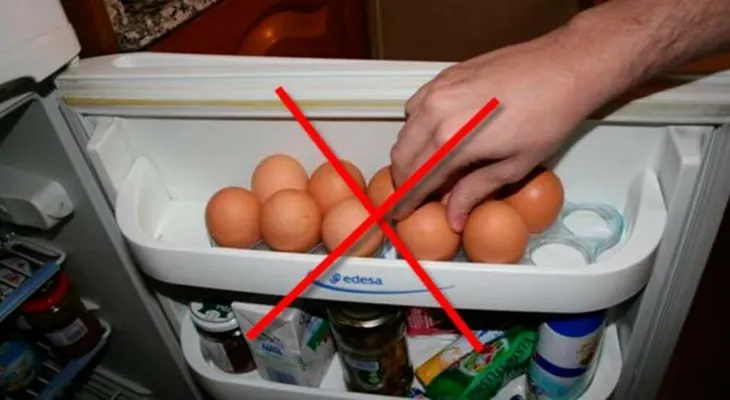 Entérate del peligro que corre tu salud si guardas los huevos en la nevera