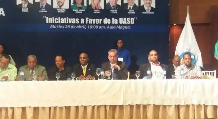 Abinader y Soraya exponen sus propuestas a estudiantes y empleados de la UASD