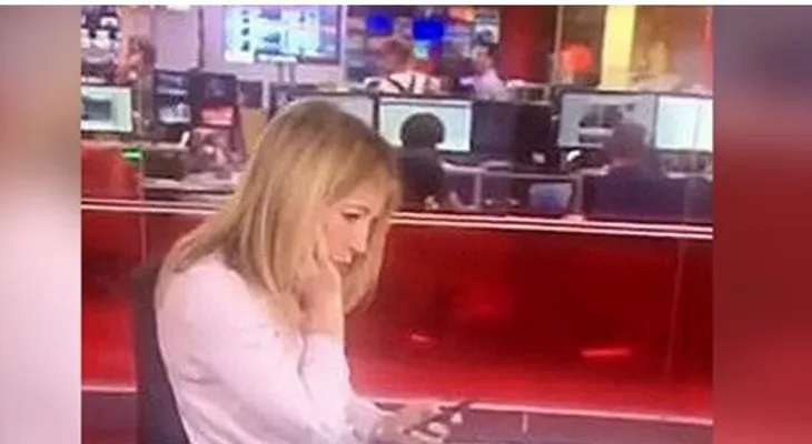 Cuando te pillan revisando tu teléfono en pleno directo