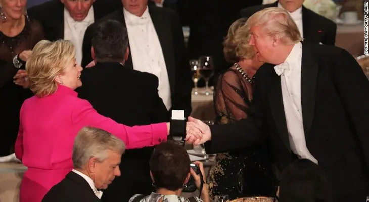 Donald Trump y Hillary Clinton convierten una cena benéfica en un nuevo cruce de ataques