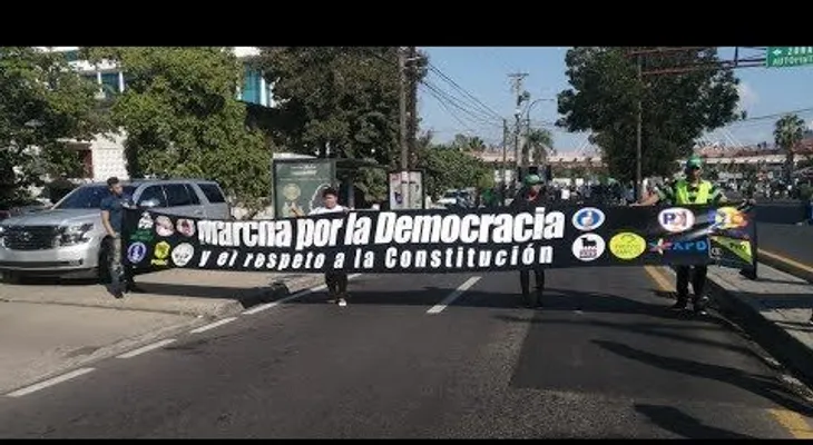 Partidos de oposición marchan hacia el Altar de la Patria