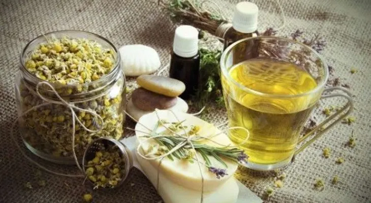 Remedio para las espinillas: vaporización con manzanilla