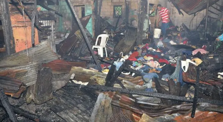 Incendio deja desamparada cuatro familias en San Carlos, destruye 3 viviendas, afecta otra y fábrica de jeans 