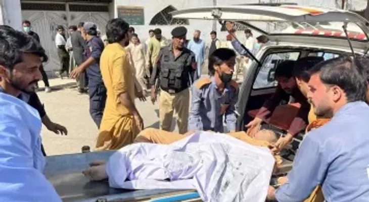 Derrumbe de techo en escuela de Peshawar deja 28 muertos, entre ellos 27 niños