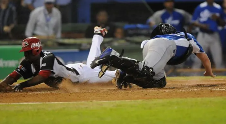 Miguel Olivo remolca dos vueltas en victoria de Escogido sobre Licey