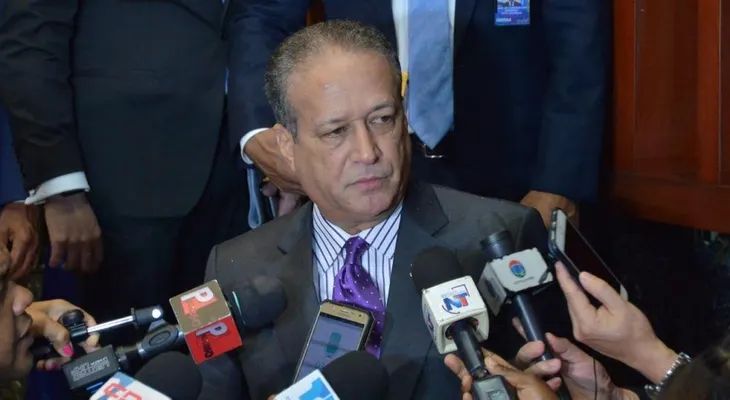 Reinaldo Pared Pérez defiende a senadores Valentín y Galán