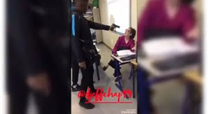 Un alumno amenazó a una profesora con un arma para que le pusiera "presente"