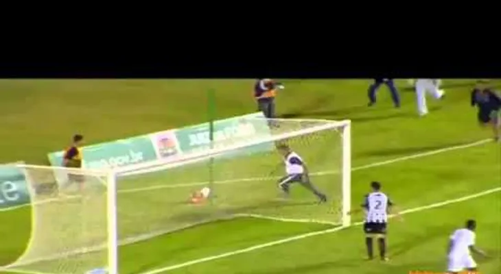 Masajista entra al campo de juego y evita gol contra su equipo