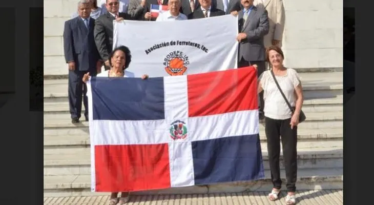 Asociación de Ferreteros procupado por alzas en precio del cemento; deposita ofrenda floral 