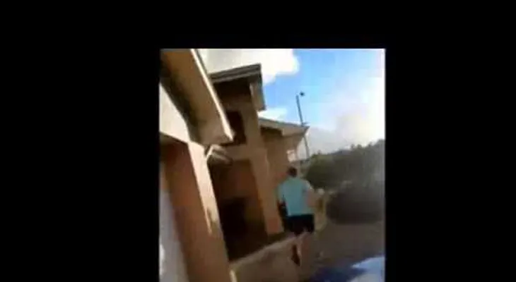 Video: Hombre llega a su casa y encuentra a su mujer besándose con otro en el baño 