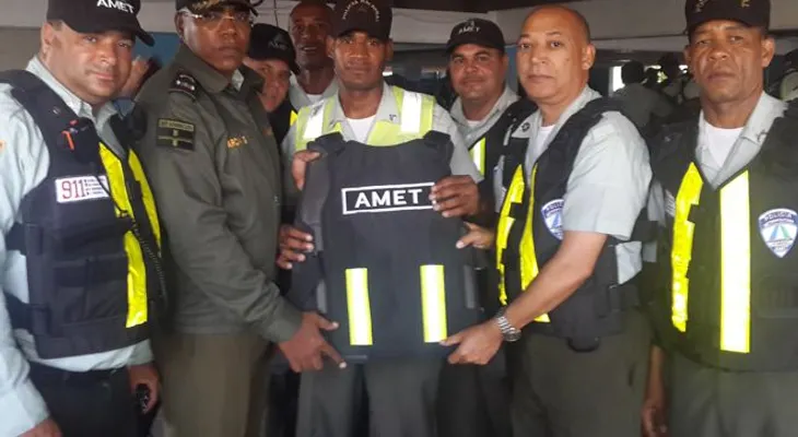 AMET inicia  entrega chalecos reflectivos  a sus agentes