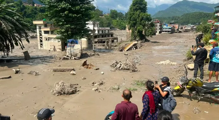 Inundaciones repentinas en la frontera entre Nepal y China dejan al menos 31 muertos