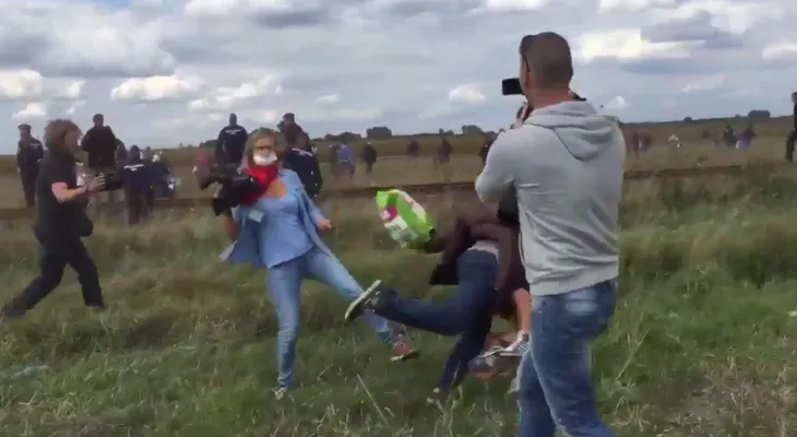 La camarógrafa húngara planea demandar al refugiado que zancadilleó