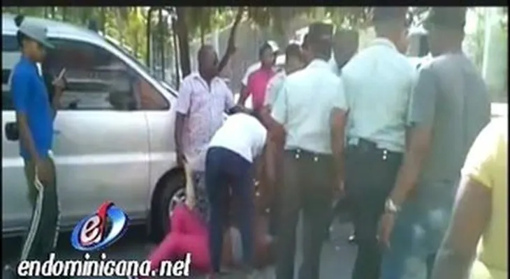 Video: Agentes de la AMET la emprenden contra mujer delante de sus dos niños 
