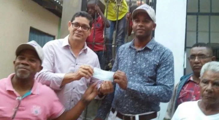Diputado entrega aporte económico a Junta de Vecinos de Guajimía