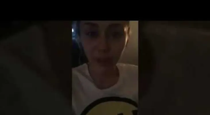 Miley Cyrus LLORANDO por Victoria de Donald Trump
