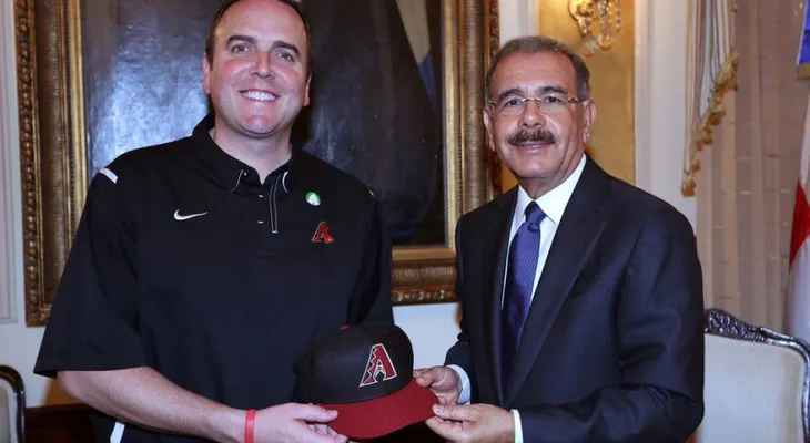 Presidente del equipo Diamondbacks de Arizona visita a Medina