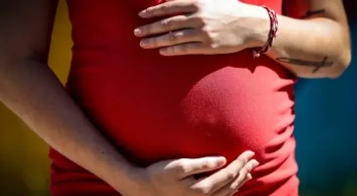 Estudio sugiere que embarazos muy seguidos podrían acelerar el envejecimiento biológico de la mujer