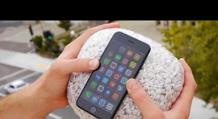 Esto pasa si lanzas tu iPhone desde 30 metros con 2.000 cohetes