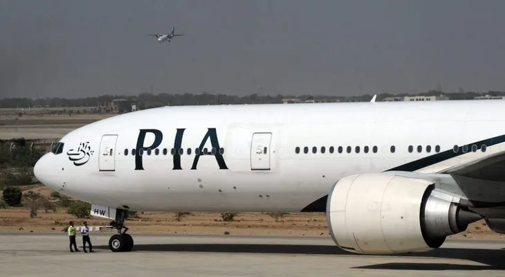 Pasajero abre puerta de emergencia de un avión, pensando que era el baño 