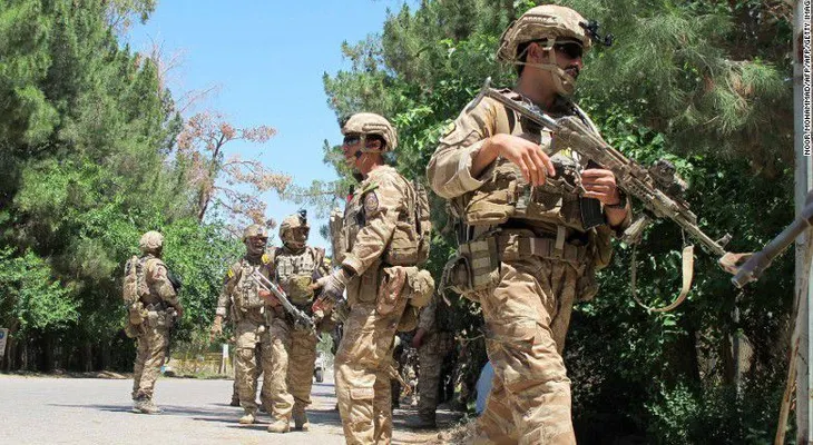 Soldados afganos desertan en medio del impulso del Talibán