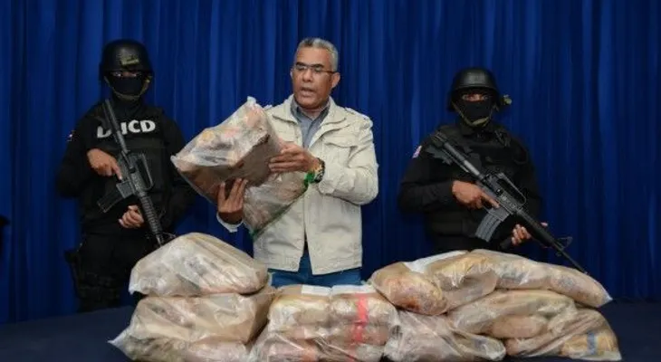42 paquetes decomisado por la DNCD presumiblemente cocaína 