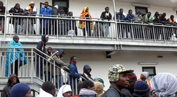 Italia fumiga a inmigrantes contra la "sarna"