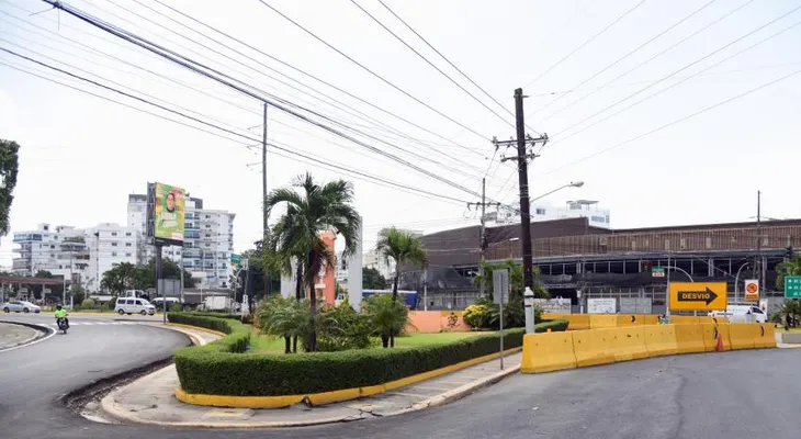 Reorganizan el tránsito en los alrededores de la Plaza de la Bandera por restricciones viales