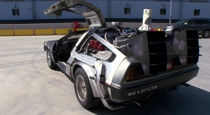 Una máquina del tiempo DeLorean que funciona con ropa reciclada