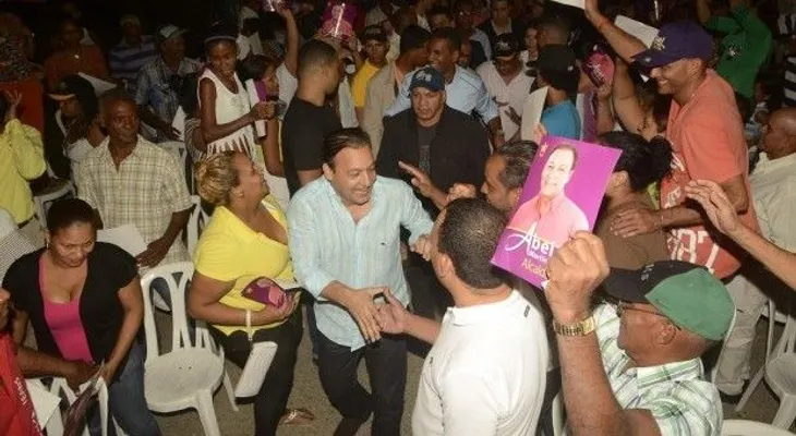 Abel Martínez arrecia su candidatura a alcalde en calles de Santiago