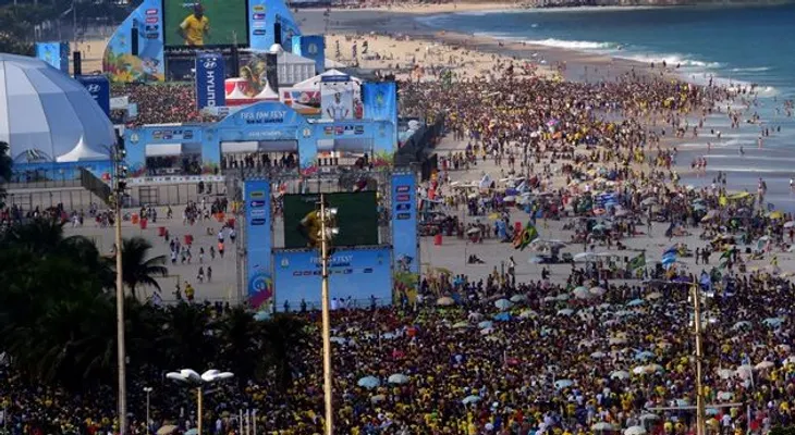 Video e imágenes impactantes: Un robo masivo provoca una estampida en Copacabana 