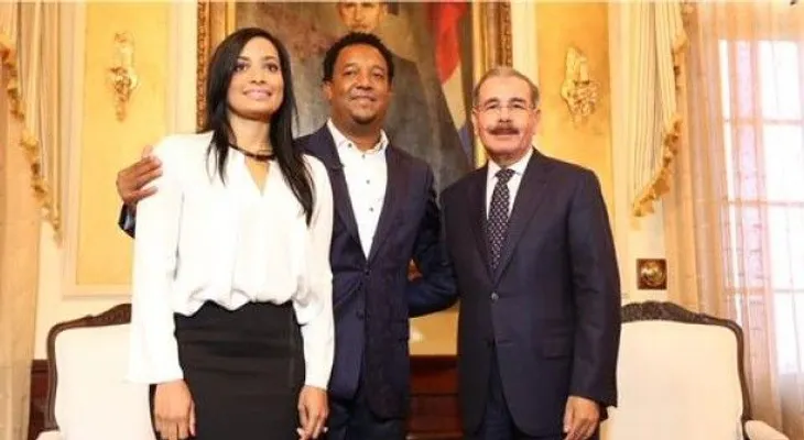 Danilo Medina recibe a Pedro Martínez y la juramenta como embajador
