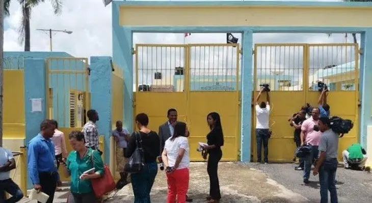 Periodistas esperan salida cárcel de Moliné Rodríguez
