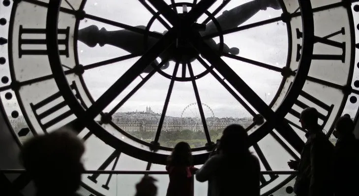 Científica explica por qué el tiempo fluye hacia adelante y no al revés