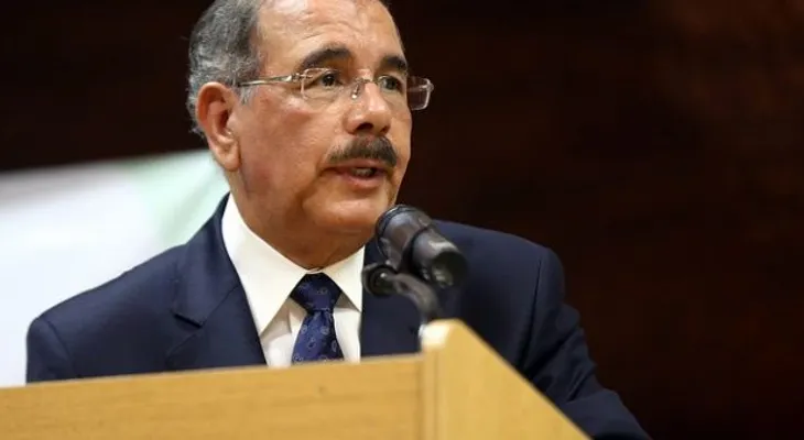Danilo dice ha tenido que hacer "magia" para mantener estabilidad  economía; retira 38 generales y 259 coroneles