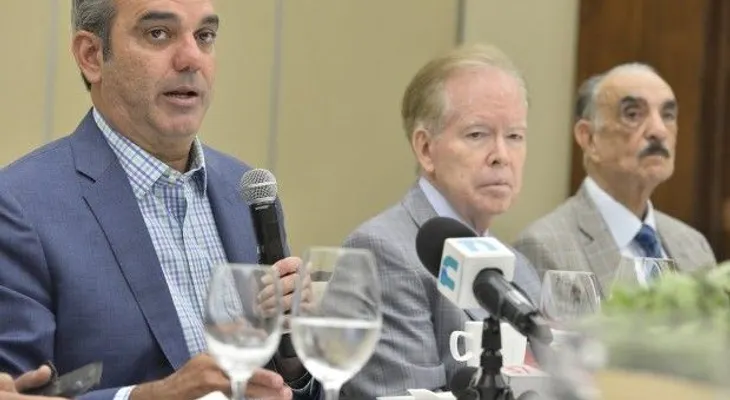 Abinader: "Ni confío ni desconfío del conteo electrónico"