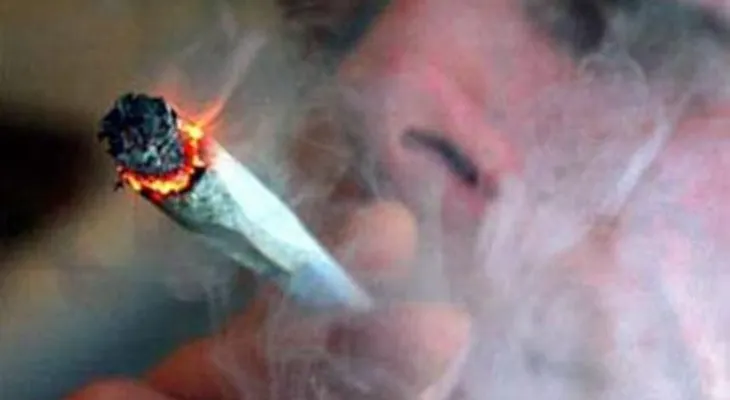 Aseguran fumar marihuana podría curar el ébola